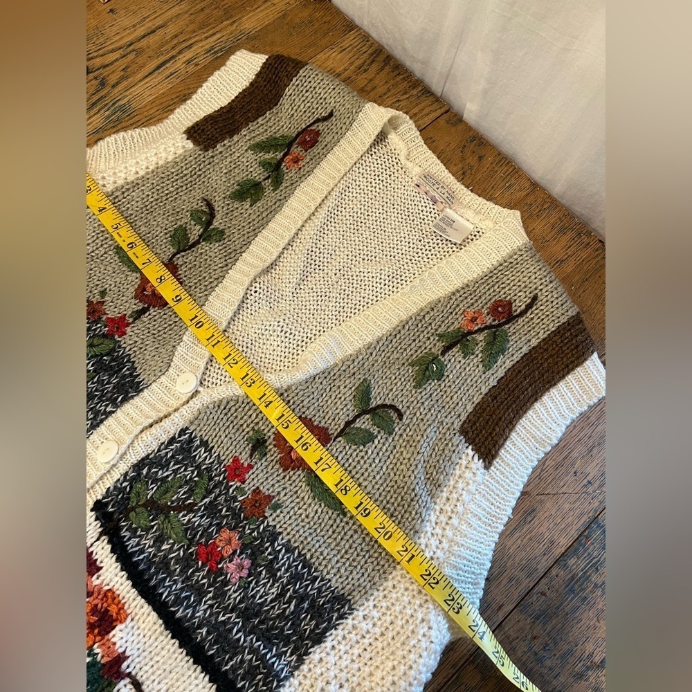 HAND-KNITTED FLORAL VEST – SIZE 24W (VINTAGE) - Picture 7 of 8